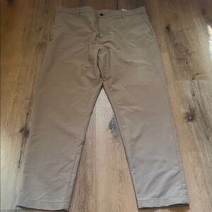 Banana republic men 40 waist 30 length tan 100% Polyester